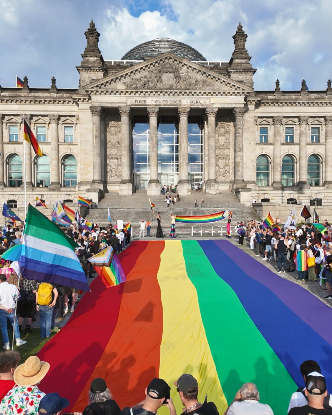 Regenbogefahne vorm Bundestag